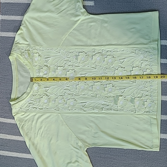 Very Pretty Textured Tee with Embroidered Flower Details | Size Large - Picture 5 of 6